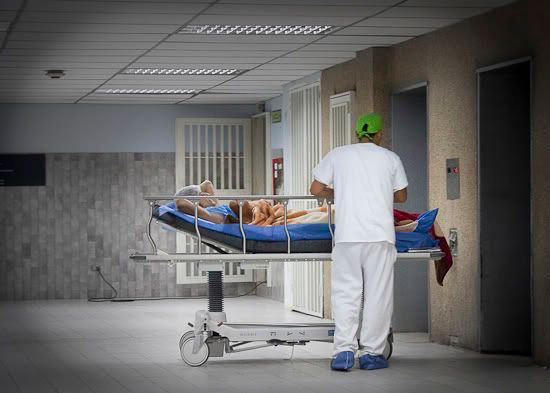 Hacia el Pabellon Al estar allí no se sabe cual es el futuro, ni siquiera se imagina, pero todos queremos poder echar el cuento. Es asi de extraña la vida cuando nos dirigimos a una sala de cirugia.