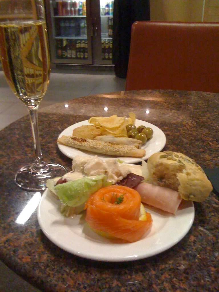 LUNCHLOUNGET1.jpg