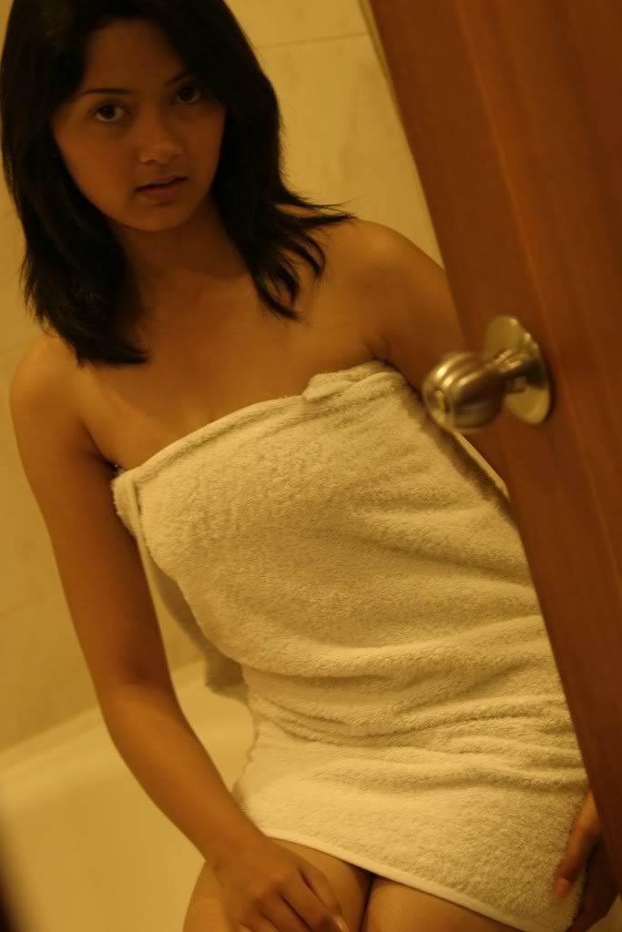 Foto Seksi Mahasiswi Pake Handuk di Hotel