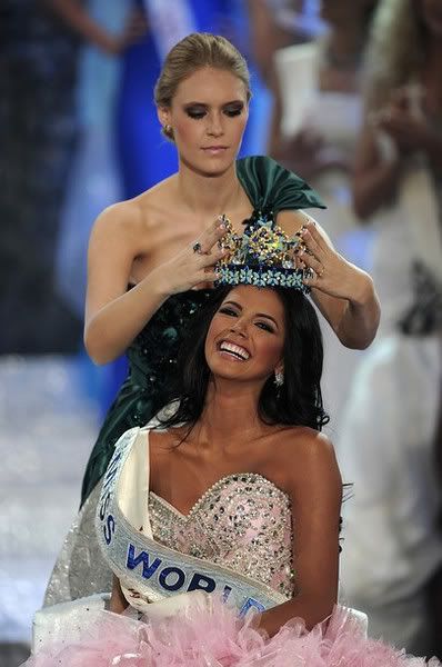 Ivian Sarcos Crowned Miss World 2011