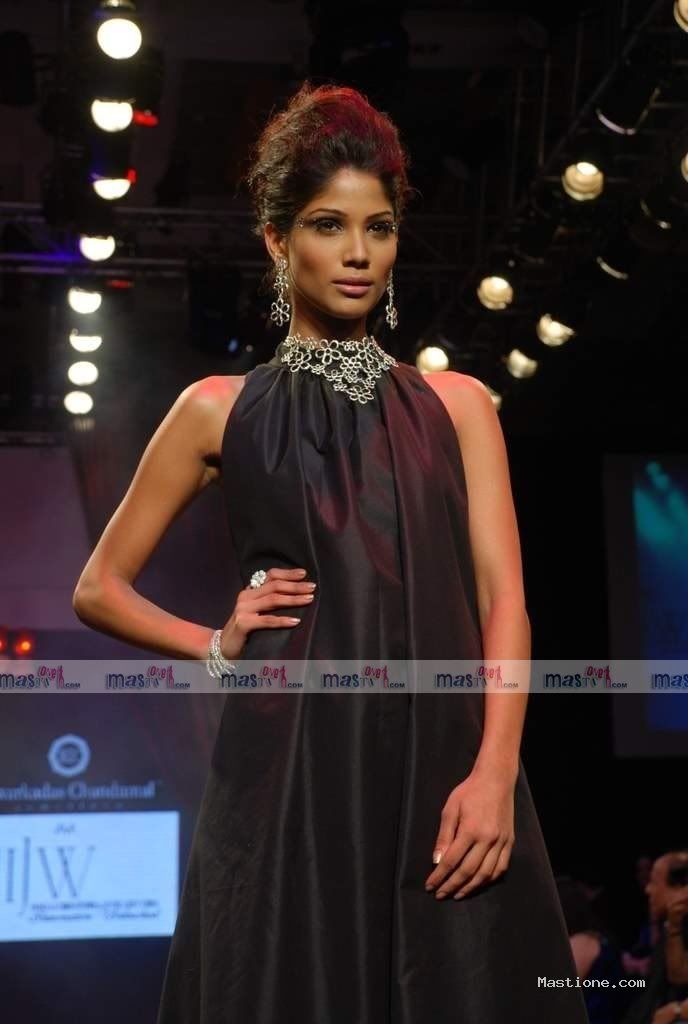 Miss India , Nicole Faria - Miss Earth 2010 Winner