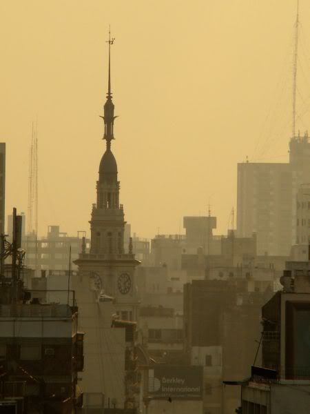 Palacio Fuentes al atardecer entre el humo