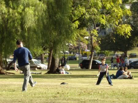Peloteo - Padre e hijo jugando al fútbol